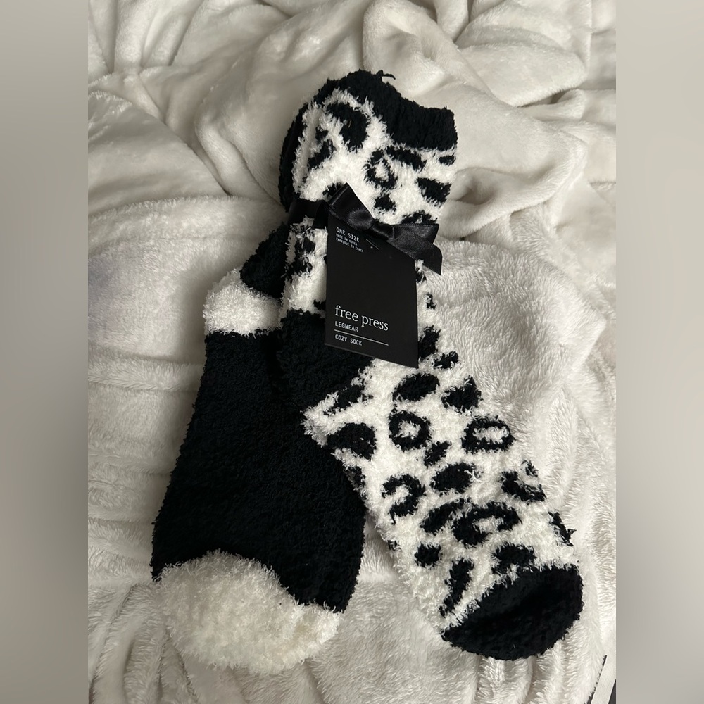 NWT Free Press Cozy Fuzzy Socks Womens Size 9-11 Black/White 2 Pairs